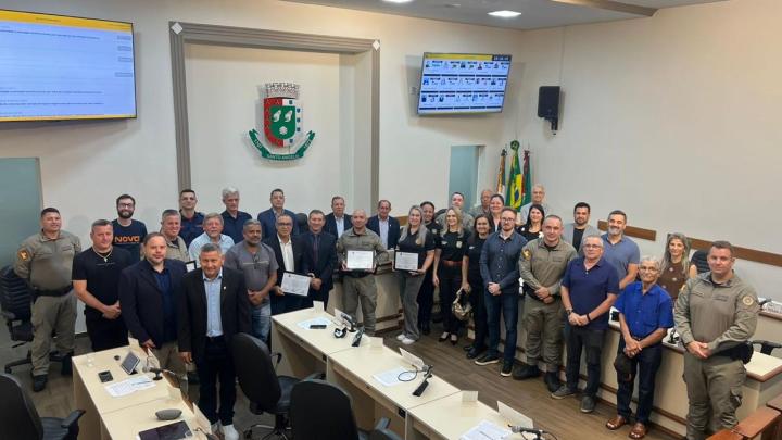 Legislativo presta homenagem a policiais civis e militares em sess&atilde;o especial