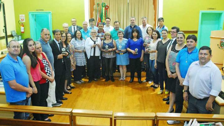 Legislativo entrega Medalha M&eacute;rito Funcional a 14 servidores do Munic&iacute;pio