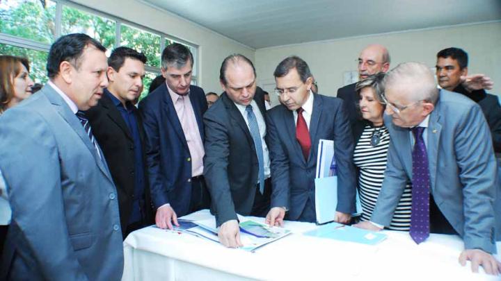 Lideran&ccedil;as oficializam entrega do projeto de amplia&ccedil;&atilde;o do HSA