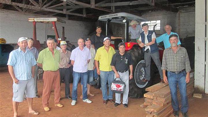 Agricultores acompanham a chegada de equipamentos destinados ao meio rural