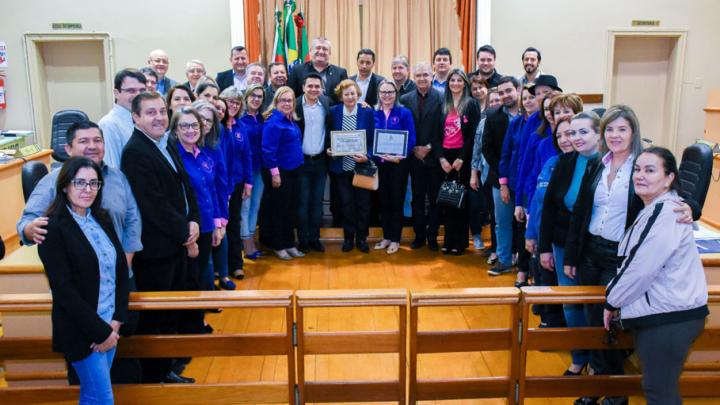 Poder Legislativo presta homenagem &agrave; Liga Feminina de Combate ao C&acirc;ncer de Santo &Acirc;ngelo 
