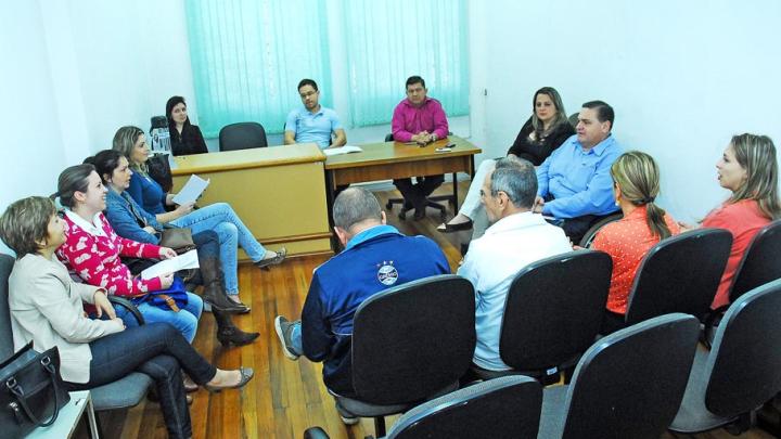 Servidores da &aacute;rea da sa&uacute;de reivindicam apoio junto ao Legislativo Municipal