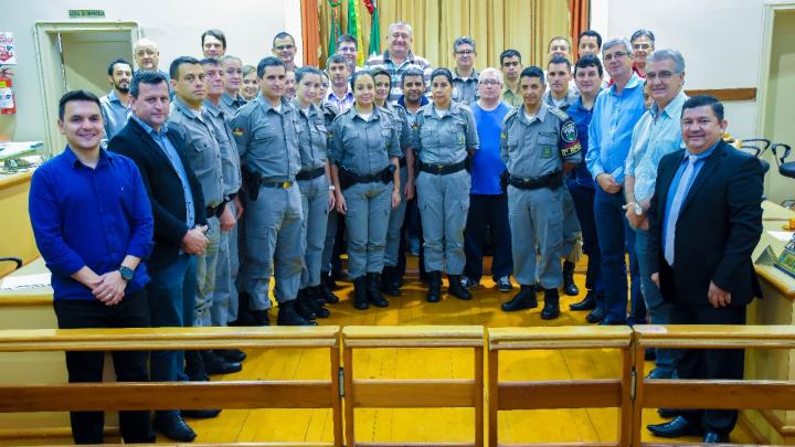 Legislativo de Santo &Acirc;ngelo realiza sess&atilde;o especial em homenagem ao Dia do Policial