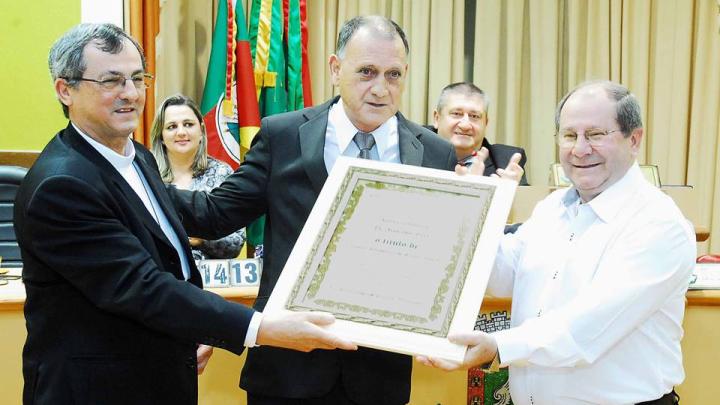 C&acirc;mara concede t&iacute;tulo de cidad&atilde;o honor&aacute;rio ao Padre Rosalvo Frey