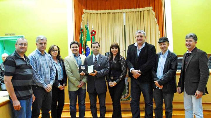 Legislativo Municipal entrega Comenda da Cruz Missioneira ao rep&oacute;rter fotogr&aacute;fico Fernando Gomes.