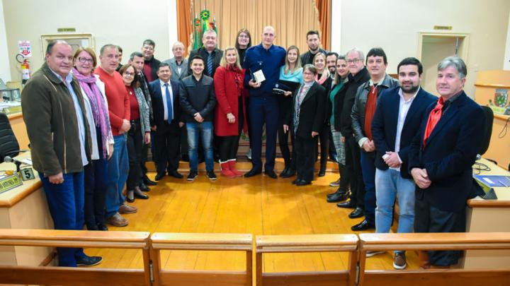 C&acirc;mara concede &ldquo;Ordem da Cruz Missioneira&rdquo;, ao atleta santo-angelense, Leonardo Klassmann Waszkiewicz