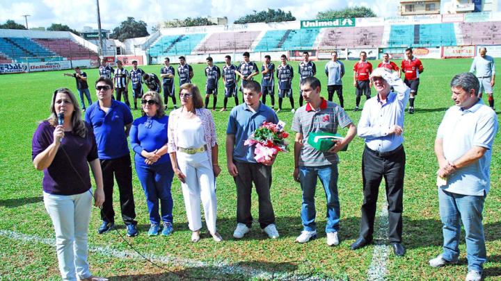 Familiares de Jo&atilde;o de Deus recebem homenagem durante abertura do Campeonato Municipal de Futebol de Campo