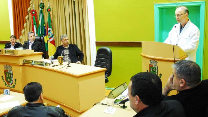 Legislativo encaminhar&aacute; mo&ccedil;&atilde;o de rep&uacute;dio &agrave; proposta de importar m&eacute;dicos estrangeiros sem revalida&ccedil;&atilde;o