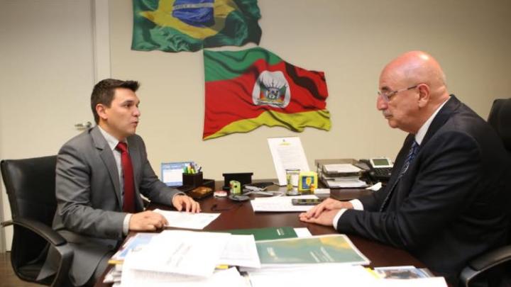 Vereador Vin&iacute;cius Makvitz busca recursos com Ministro Osmar Terra