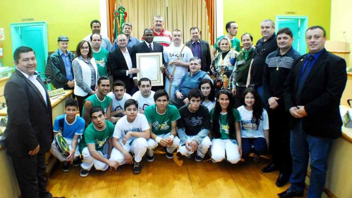 Mestre de Capoeira e Educador F&iacute;sico Vladimir Farias recebe o T&iacute;tulo de Cidad&atilde;o Honor&aacute;rio do munic&iacute;pio de Santo &Acirc;ngelo