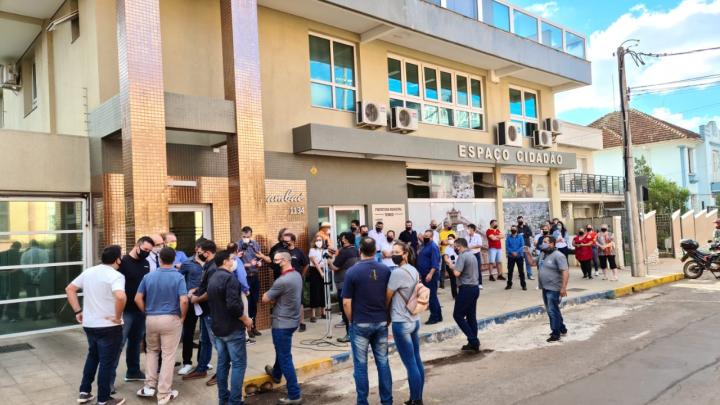 Comerciantes realizam manifesta&ccedil;&atilde;o pela abertura do setor de com&eacute;rcio, hotelaria e gastronomia de Santo &Acirc;ngelo