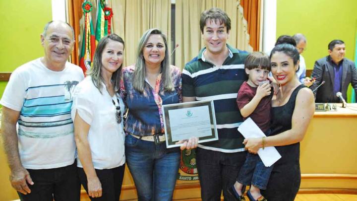 Cia Burzum &eacute; homenageada durante sess&atilde;o especial no Legislativo de Santo &Acirc;ngelo 
